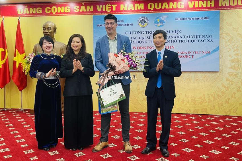 Đoàn công tác Đại sứ quán Canada tại Việt Nam làm việc với Hội Liên hiệp Phụ nữ tỉnh