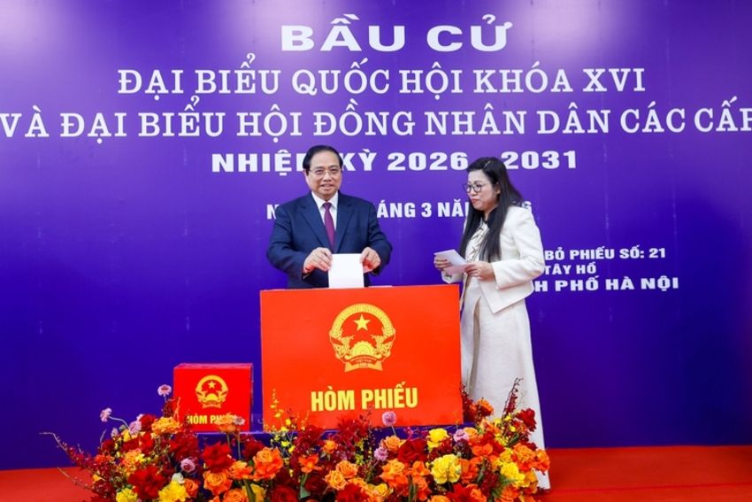 Thủ tướng cùng cử tri bỏ phiếu bầu cử tại phường Tây Hồ, Hà Nội