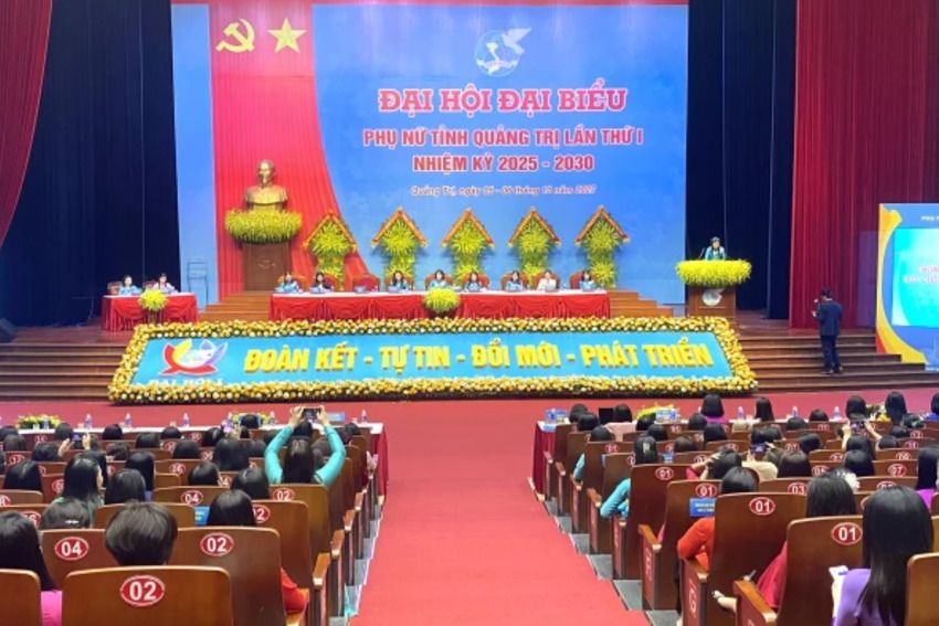 Phiên làm việc thứ nhất Đại hội đại biểu Phụ nữ tỉnh Quảng Trị lần thứ I
