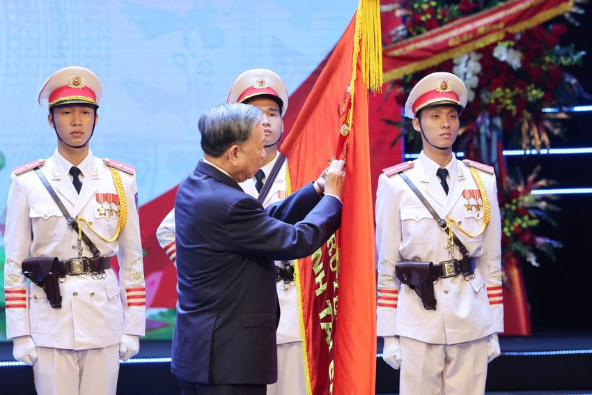 Tổng Bí thư Tô Lâm trao Huân chương Độc lập hạng Nhất tặng ngành Tài chính