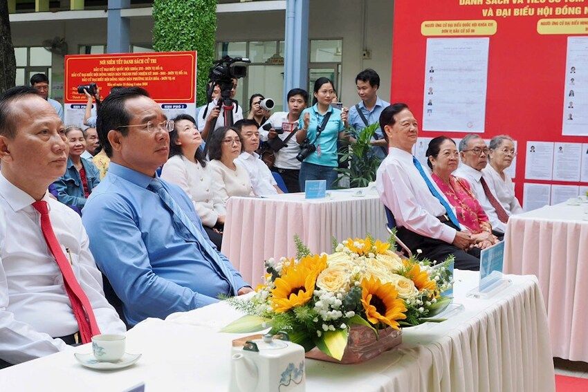 Nguyên Thủ tướng Nguyễn Tấn Dũng và Chủ tịch UBND TPHCM Nguyễn Văn Được bỏ phiếu bầu cử tại phường Xuân Hòa