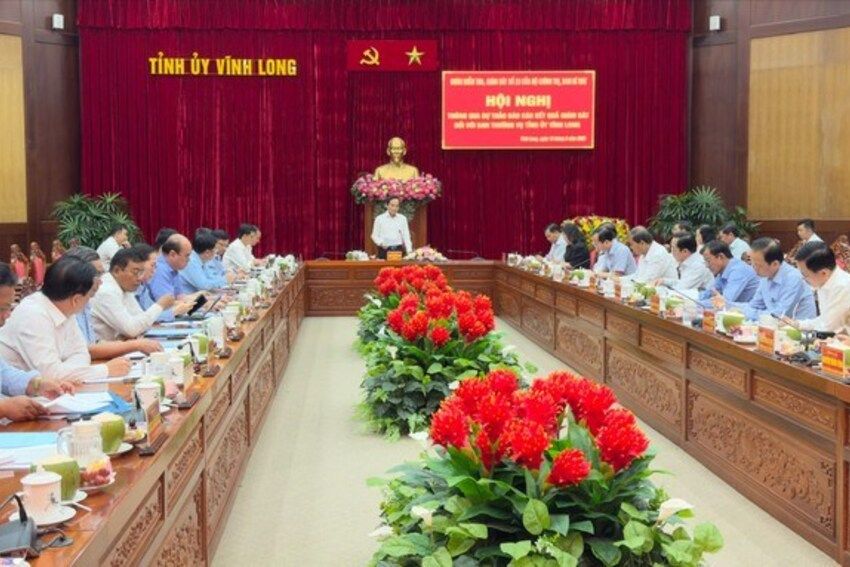 Đoàn công tác của Bộ Chính trị thông qua dự thảo báo cáo kết quả giám sát tại Vĩnh Long