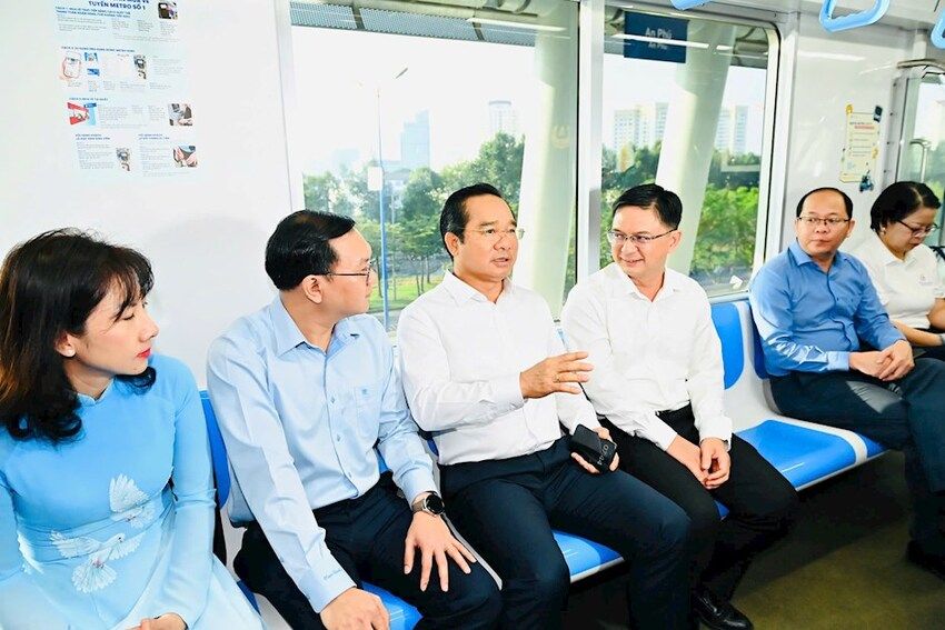 Chủ tịch UBND TPHCM đi metro đến dự lễ ra mắt Trung tâm Phục vụ hành chính công TPHCM