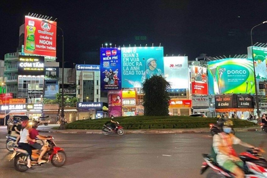 Thí điểm quảng cáo tạo nguồn thu bảo trì hạ tầng giao thông