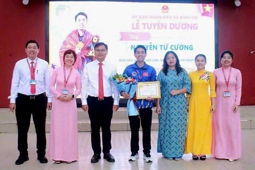Khen thưởng thầy giáo giành Huy chương Vàng Vovinam thế giới