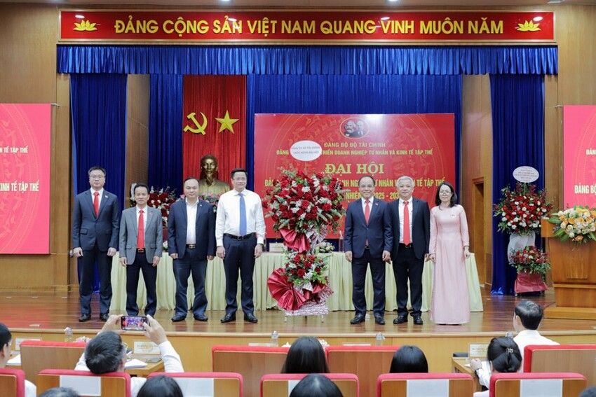 Đảng uỷ Cục Phát triển doanh nghiệp tư nhân và kinh tế tập thể lãnh đạo hoàn thành xuất sắc nhiệm vụ chính trị được giao