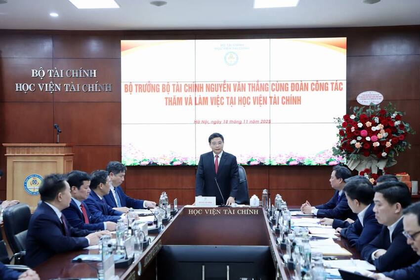 Đẩy mạnh quán triệt và triển khai các nghị quyết của Đảng trong toàn Học viện Tài chính