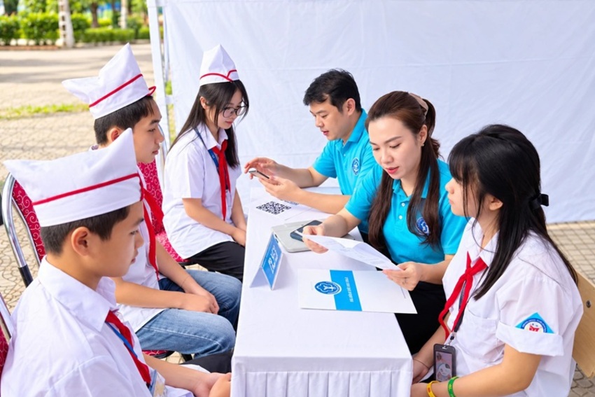 Đảng ủy Bảo hiểm xã hội tỉnh Sơn La chỉ đạo bao phủ bảo hiểm y tế học sinh năm học mới