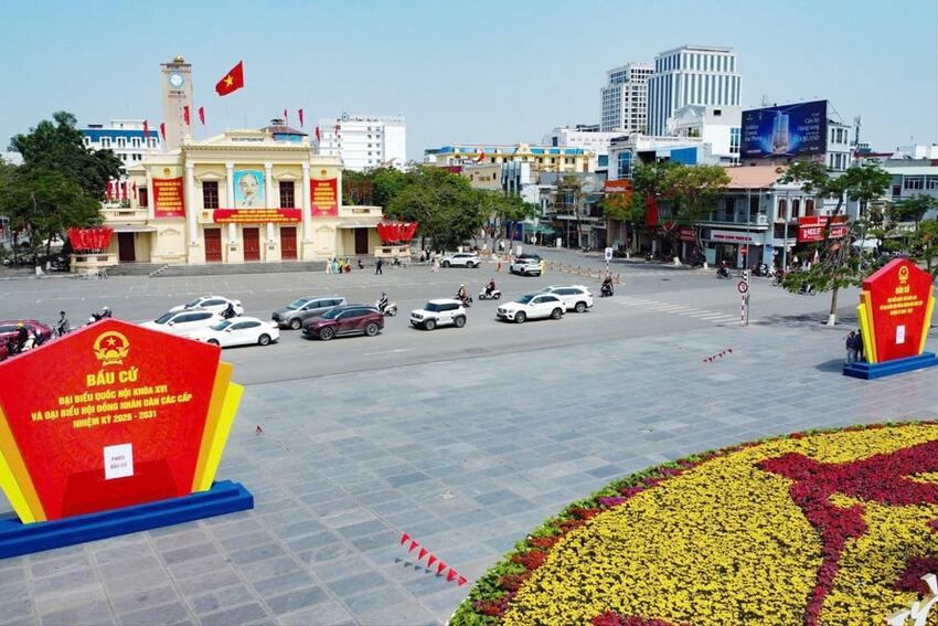 Cờ hoa náo nức, đường phố đông vui