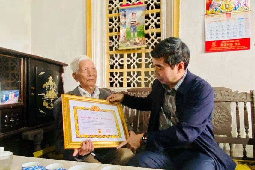 Nâng cao chất lượng sinh hoạt gắn với làm tốt nhiệm vụ chuyên môn