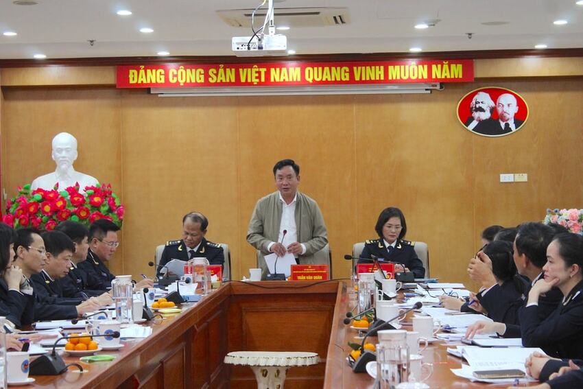 Đồng chí Trần Văn Quân dự sinh hoạt chi bộ tại Chi cục Hải quan khu vực 3