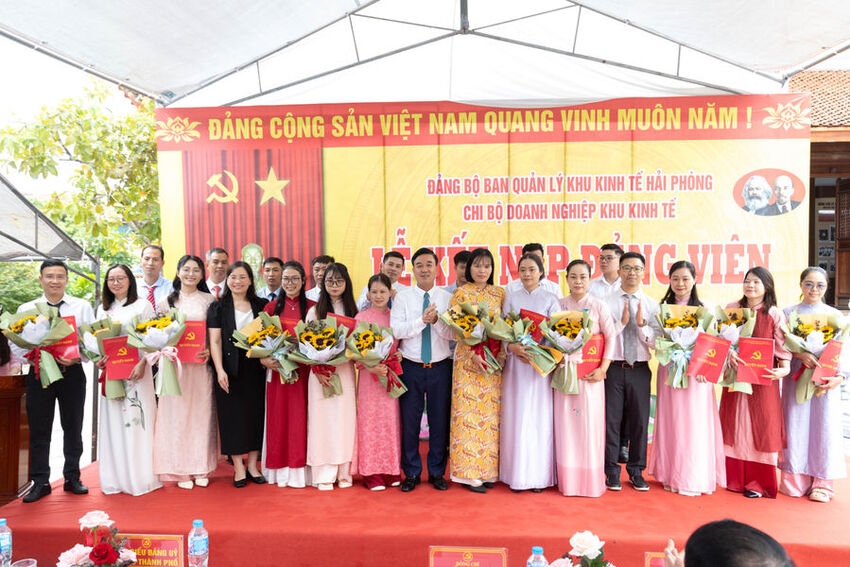 Kết nạp 64 đảng viên làm việc trong các doanh nghiệp