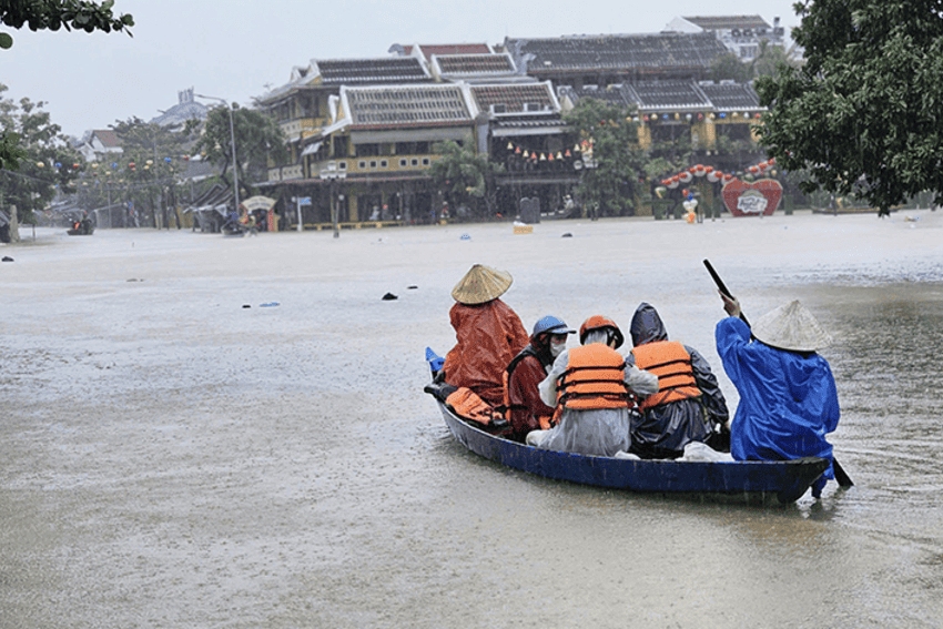 Bộ Chính trị yêu cầu nhanh chóng khắc phục hậu quả do Bão số 12 và mưa, lũ sau bão gây ra