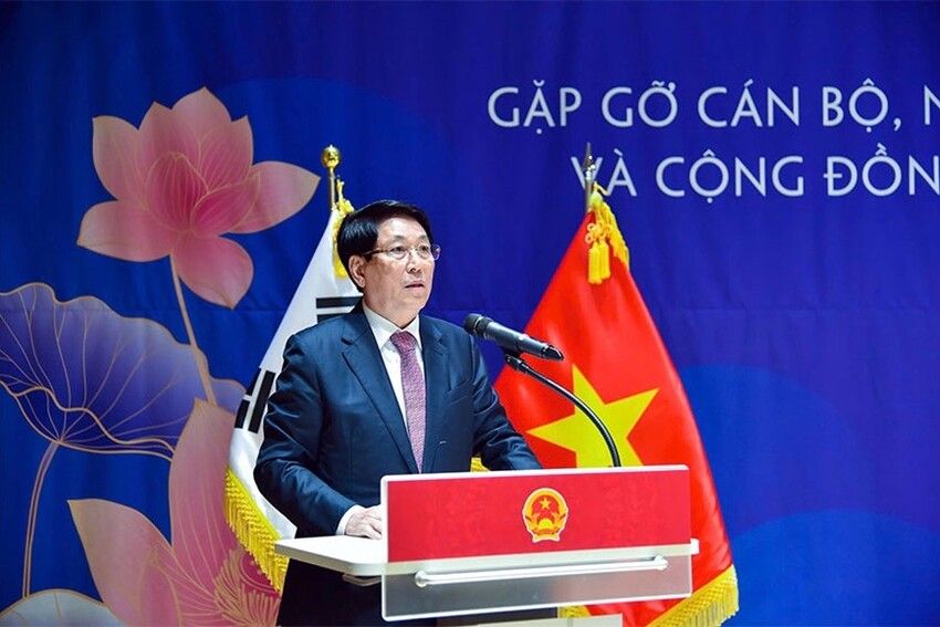 Chủ tịch nước Lương Cường gặp gỡ cán bộ Cơ quan đại diện và cộng đồng người Việt Nam tại Đông Nam Hàn Quốc