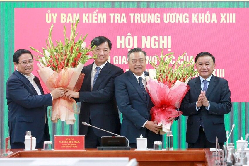 Hội nghị bàn giao công tác Chủ nhiệm Ủy ban Kiểm tra Trung ương