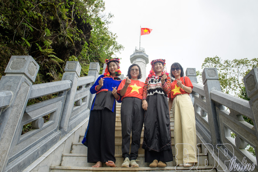 Những người dẫn đường  dưới chân núi Khoang La San (kỳ III)