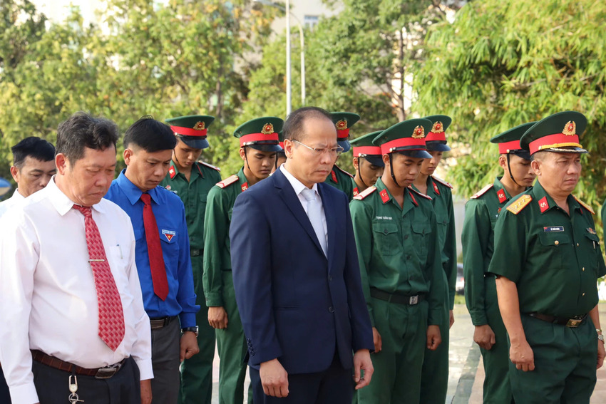 Lãnh đạo tỉnh dâng hương, dâng hoa tại Tượng đài Bác Hồ