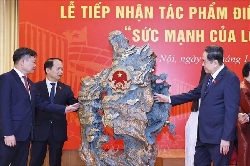 Chủ tịch Quốc hội dự Lễ tiếp nhận tác phẩm điêu khắc ánh sáng "Sức mạnh của lòng dân"