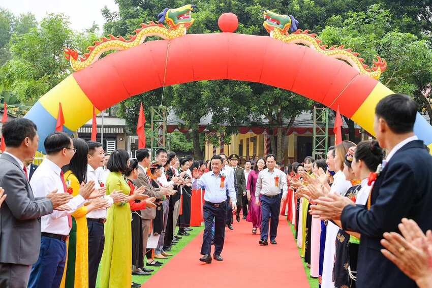 Ảnh: Đồng chí Thường trực Ban Bí thư Trần Cẩm Tú chung vui Ngày hội Đại đoàn kết toàn dân tộc tại xã Thác Bà, tỉnh Lào Cai