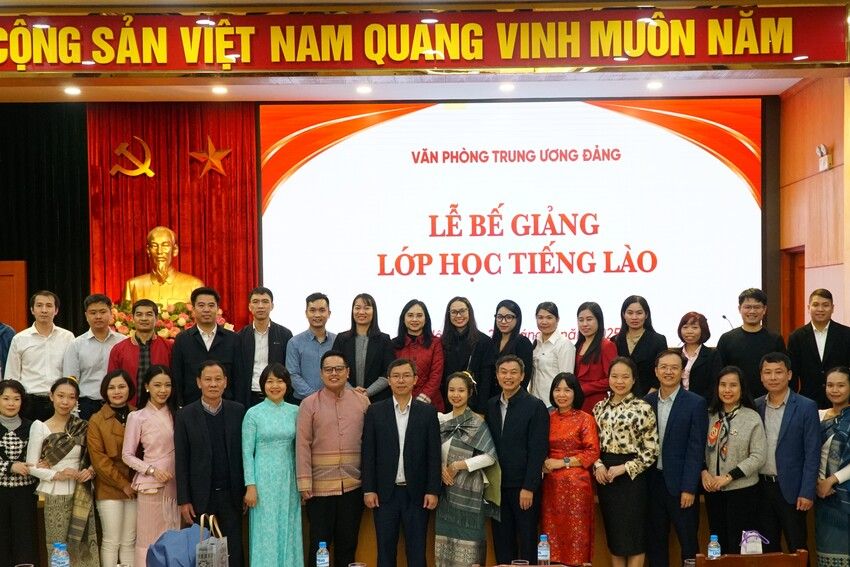 Bế giảng lớp tiếng Lào cho cán bộ, công chức, viên chức Văn phòng Trung ương Đảng năm 2025
