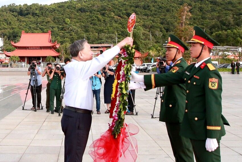 Tổng Bí thư Tô Lâm dâng hoa, dâng hương tưởng nhớ Chủ tịch Hồ Chí Minh và các anh hùng liệt sỹ tại Phú Quốc