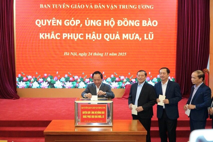 Ban Tuyên giáo và Dân vận Trung ương quyên góp, ủng hộ đồng bào khắc phục hậu quả do mưa, lũ