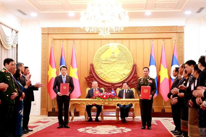 Ảnh: Tổng Bí thư Tô Lâm và Tổng Bí thư, Chủ tịch nước Lào chứng kiến Lễ trao các văn kiện hợp tác