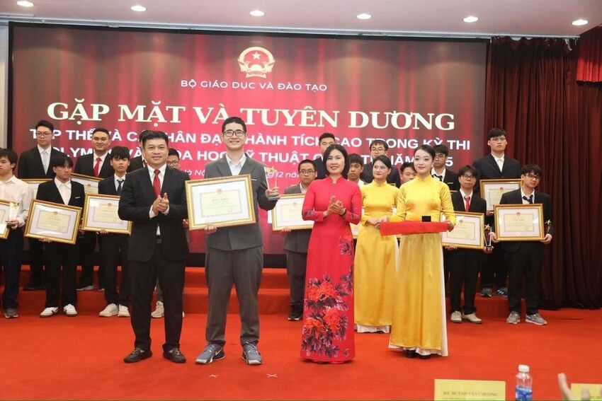 Gặp mặt, tuyên dương học sinh Olympic và KHKT quốc tế năm 2025