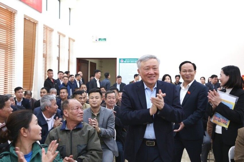 Phó Thủ tướng Thường trực Nguyễn Hòa Bình xem xét, trao đổi, trả lời từng ý kiến, kiến nghị của cử tri