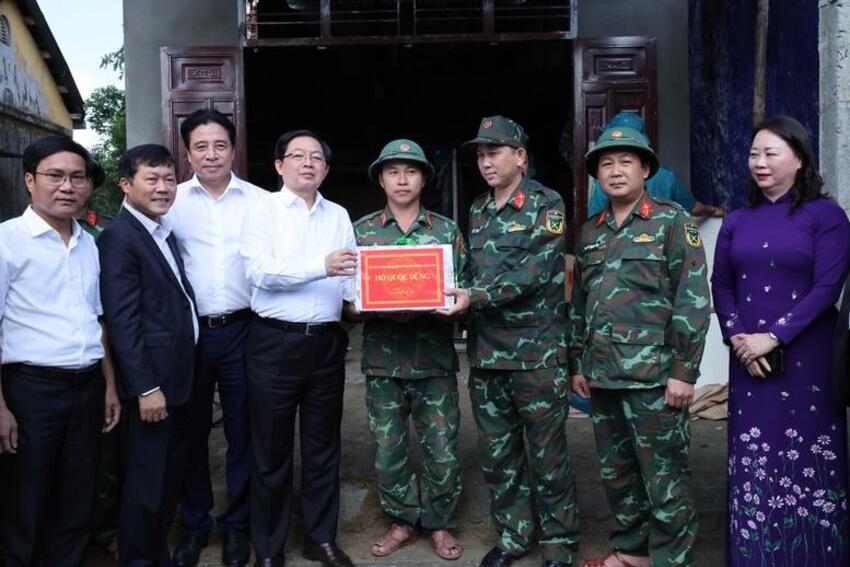 Phó Thủ tướng Hồ Quốc Dũng kiểm tra tình hình triển khai "Chiến dịch Quang Trung" tại thành phố Huế