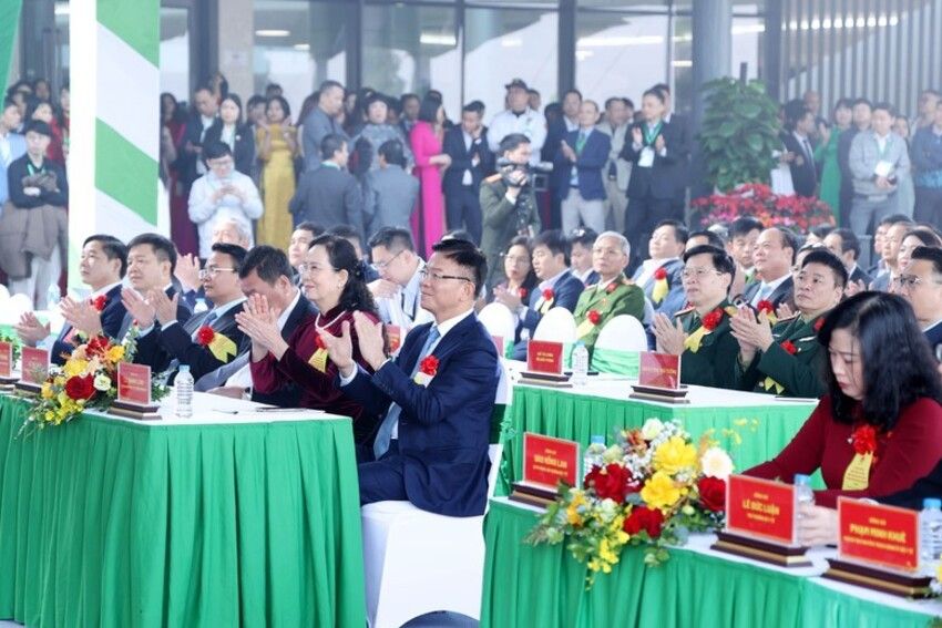 Phó Thủ tướng Lê Thành Long dự khánh thành công trình xây dựng Bệnh viện Bạch Mai và Việt Đức cơ sở 2