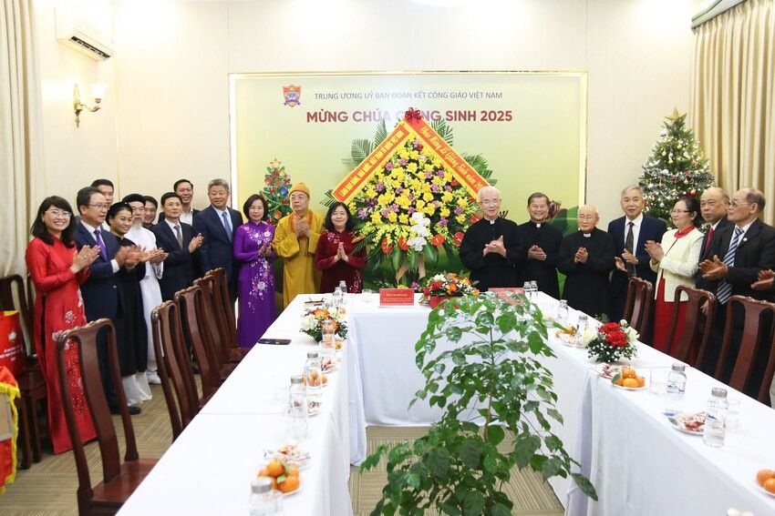 Chủ tịch Ủy ban Trung ương MTTQ Việt Nam thăm, chúc mừng Tòa Tổng Giám mục Tổng Giáo phận Hà Nội và Ủy ban Đoàn kết Công giáo Việt Nam