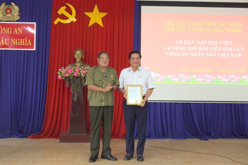 Trao thẻ hội viên Hội Cựu Công an Nhân dân cho nguyên Bí thư Tỉnh ủy Long An (cũ) Phạm Văn Rạnh