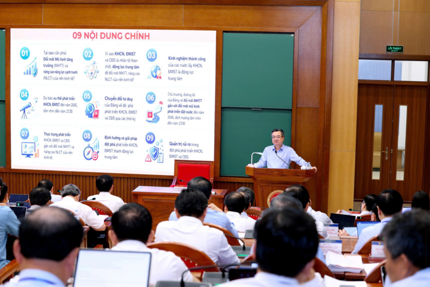 Đồng chí Nguyễn Thanh Nghị báo cáo chuyên đề tại Chương trình bồi dưỡng, cập nhật kiến thức đối với Ủy viên Ban Chấp hành Trung ương Đảng khóa XIV  (Lớp thứ nhất)