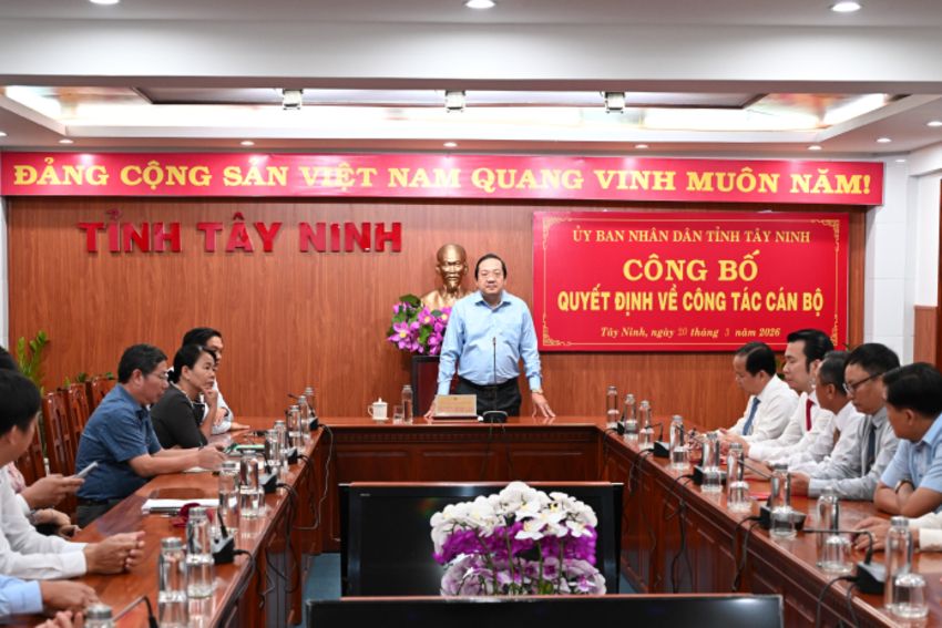 UBND tỉnh trao các quyết định về công tác cán bộ