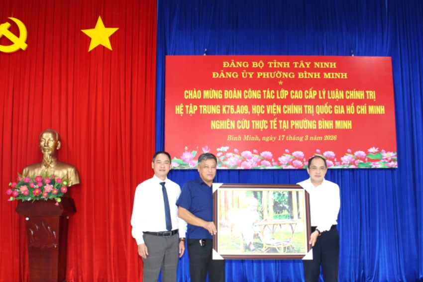 Lớp Cao cấp lý luận chính trị hệ tập trung K76.A09 nghiên cứu thực tế tại phường Bình Minh