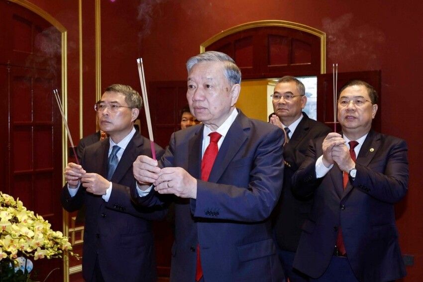 Tổng Bí thư dâng hương tại Khu Di tích Hoàng thành Thăng Long và Di tích nhà 67