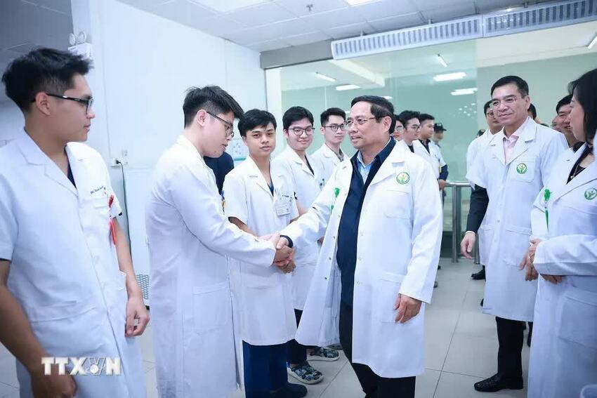 Thủ tướng chúc Tết, kiểm tra công tác ứng trực của ngành Y tế tại Hà Nội