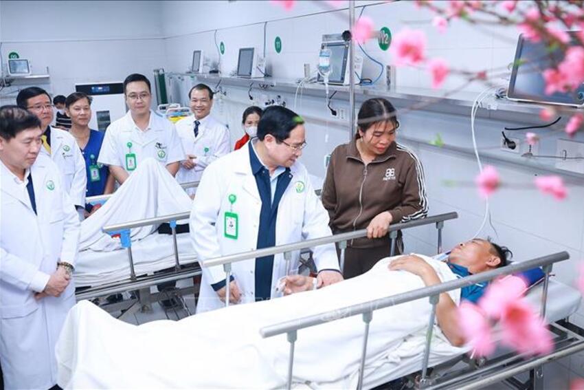 Ảnh: Thủ tướng chúc Tết, kiểm tra công tác ứng trực của ngành Y tế tại Hà Nội