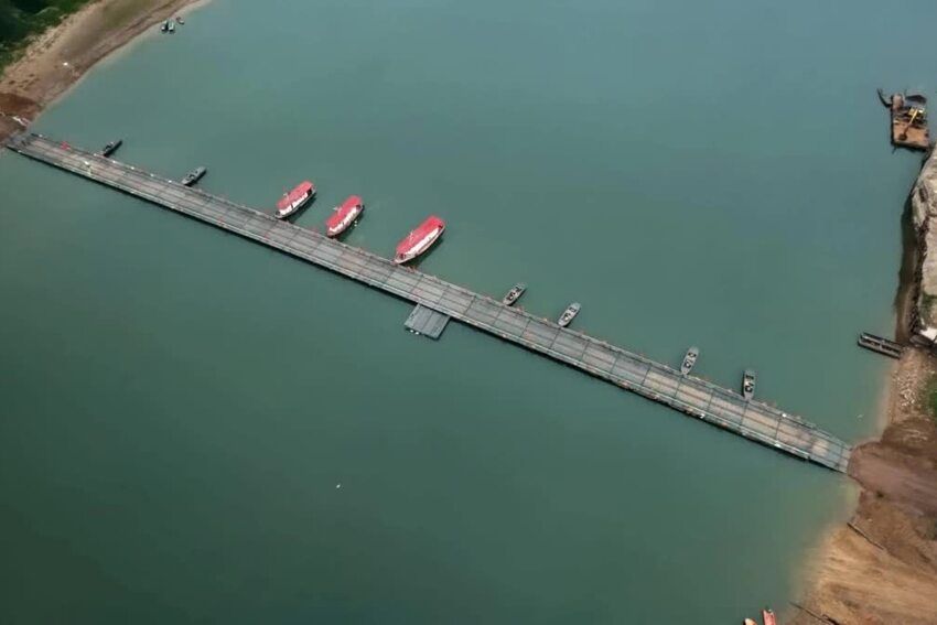 Thông xe cầu phao Đoan Hùng, nối đôi bờ sông Lô lúc trưa 29 Tết Nguyên đán