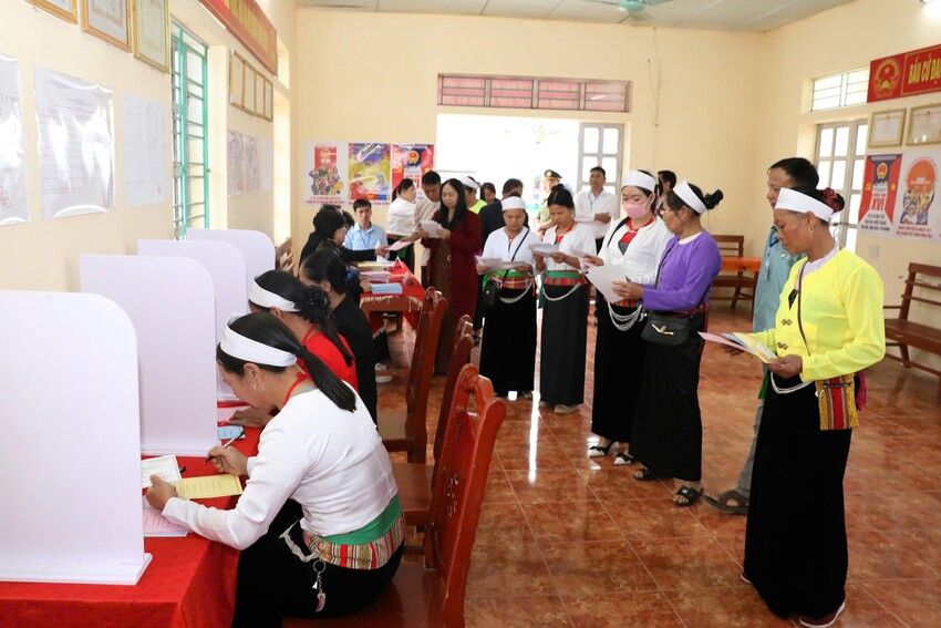 94,53% cử tri cả nước đã đi bỏ phiếu, tính đến 17h30 ngày 15/3