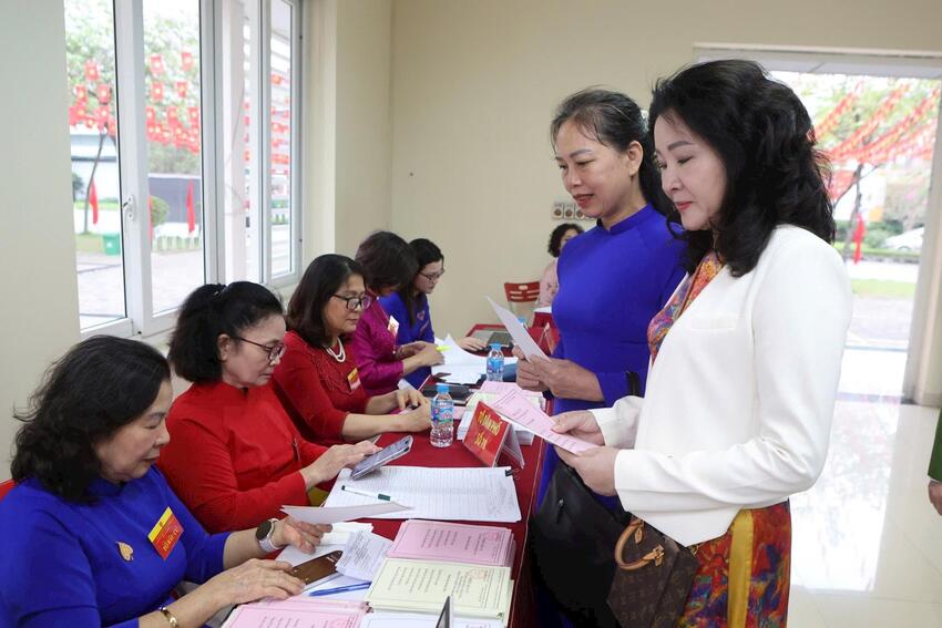 Lãnh đạo Trung ương, thành phố Hà Nội bỏ phiếu tại phường Phú Thượng