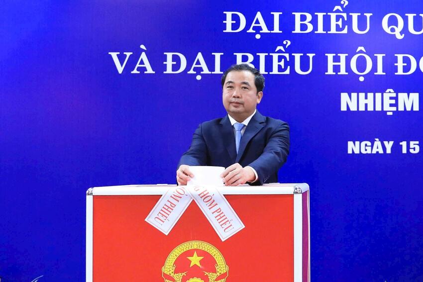 Bộ trưởng Bộ Nông nghiệp và Môi trường Trần Đức Thắng bỏ phiếu tại phường Giảng Võ, Hà Nội