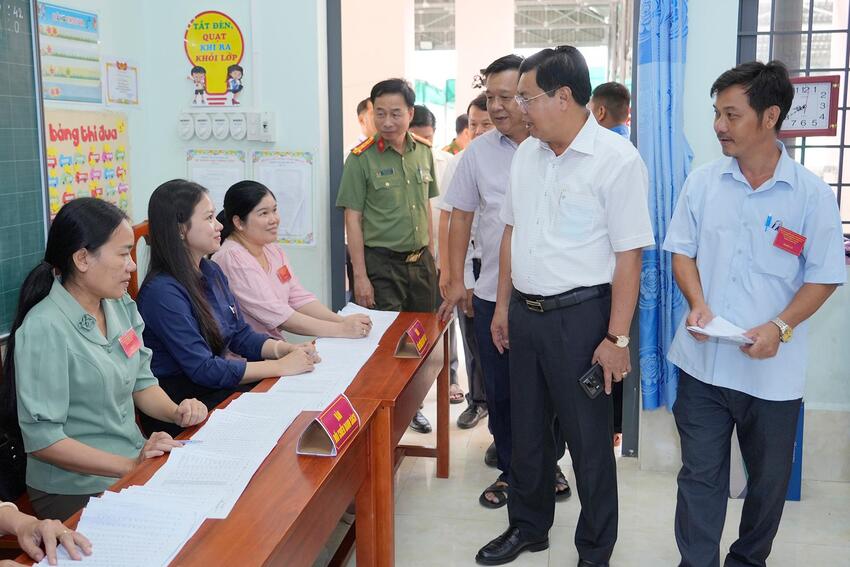 Bí thư Tỉnh ủy An Giang Nguyễn Tiến Hải kiểm tra công tác bầu cử tại các xã