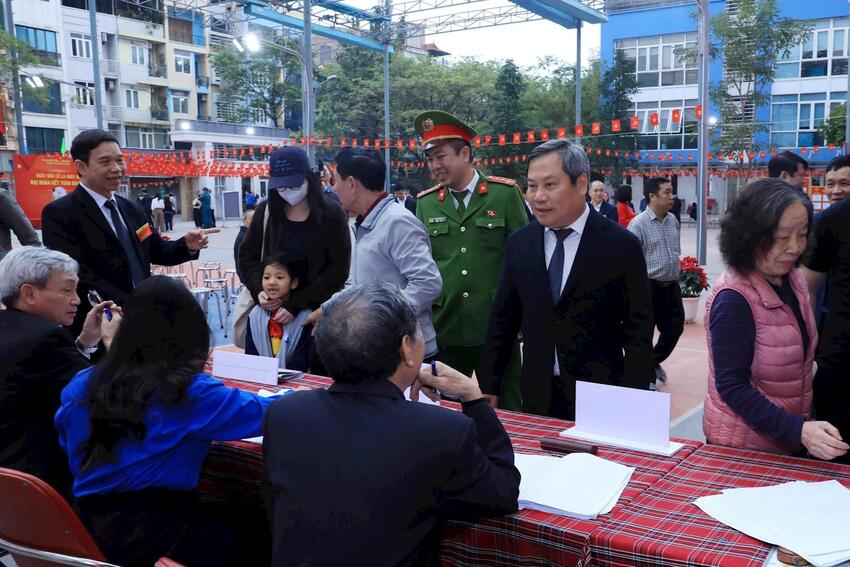 Chủ tịch UBND TP Hà Nội Vũ Đại Thắng bỏ phiếu bầu cử tại phường Giảng Võ