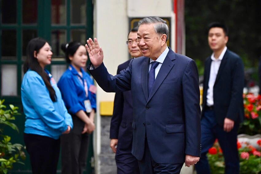 Tổng Bí thư Tô Lâm cùng các đồng chí lãnh đạo Trung ương bỏ phiếu bầu cử tại phường Ba Đình