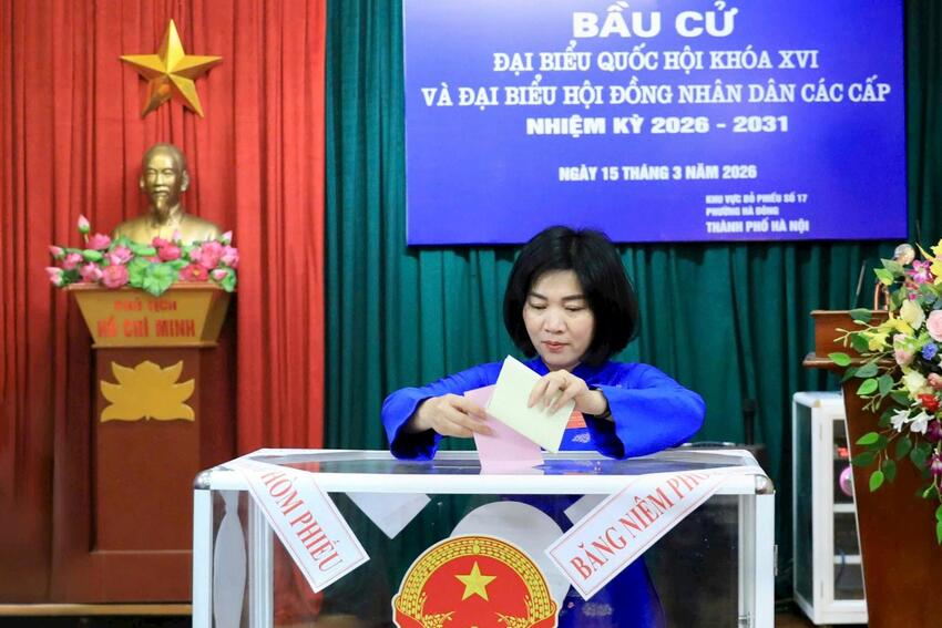 Chủ tịch HĐND thành phố Phùng Thị Hồng Hà bỏ phiếu bầu cử tại phường Hà Đông