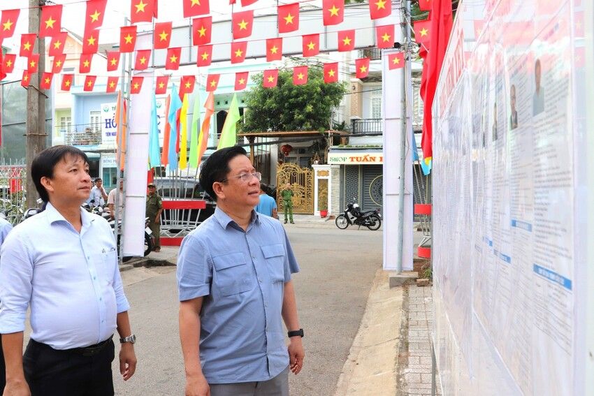 Chủ tịch UBND tỉnh An Giang Hồ Văn Mừng kiểm tra công tác chuẩn bị bầu cử tại 6 phường, xã