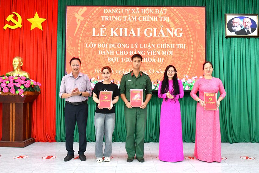 Khai giảng lớp bồi dưỡng lý luận chính trị dành cho đảng viên mới