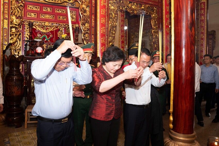 Phó Thủ tướng Chính phủ Phạm Thị Thanh Trà dâng hương tại chùa Tam Bửu - Phi Lai và Nhà mồ Ba Chúc